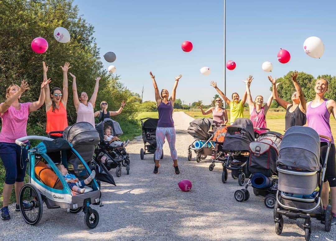 buggyFit Gruppe mit Buggys und Luftballons im Park