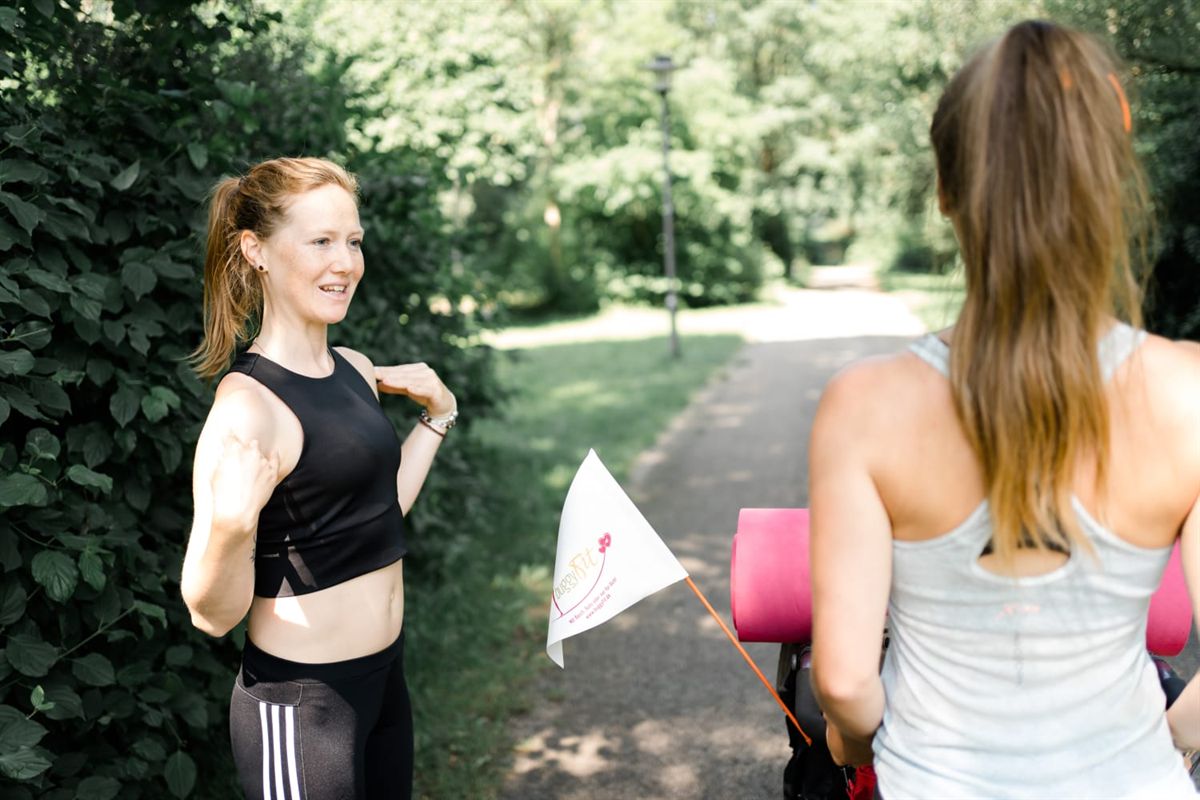 Zwei Mamas beim buggyFit-Kurs im Park